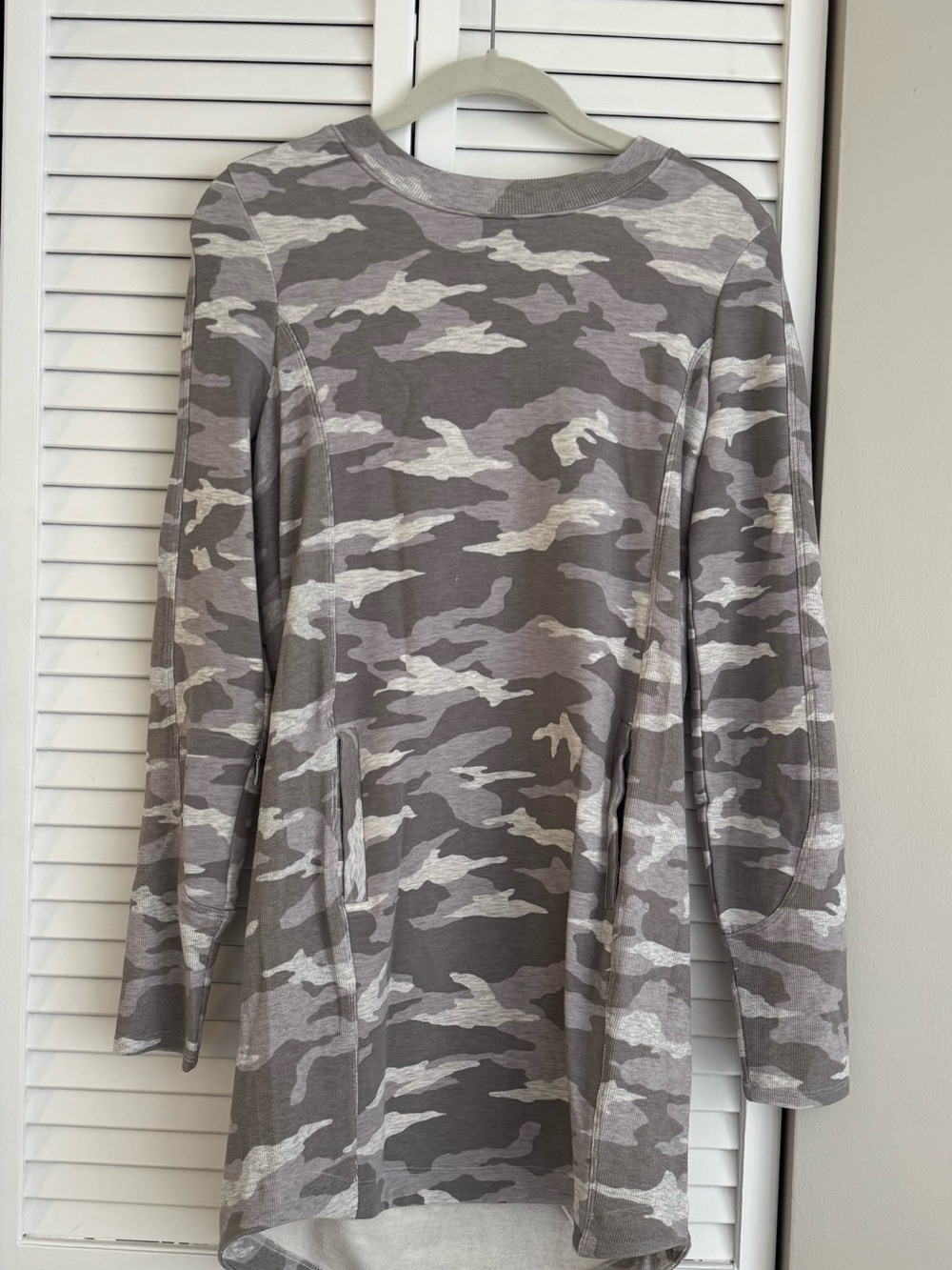 Athleta Gray & Light Gray Camo Long Sleeve Tunic